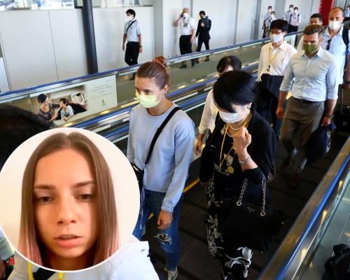 白俄女跑手（淺藍色襯衫）在警察護送下抵達東京成田機場。路透社圖片