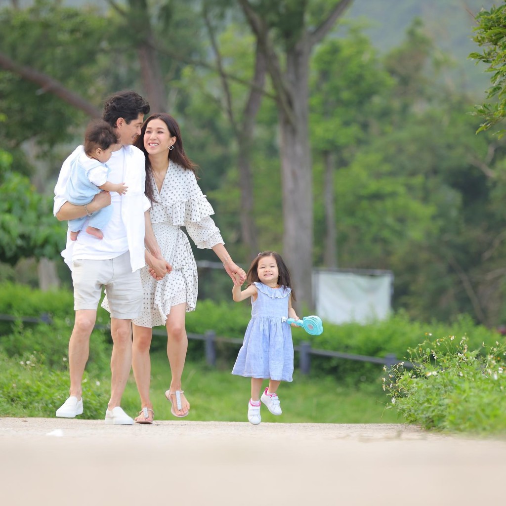 鍾嘉欣一家所住的社區，有多間知名中、小學。