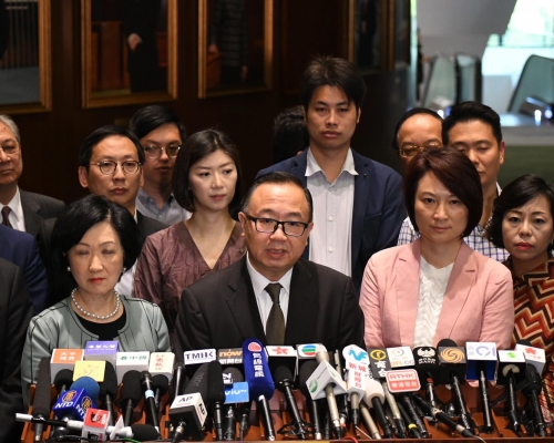 建制派斥責民主派以極度危險手段阻礙宣讀施政報告。