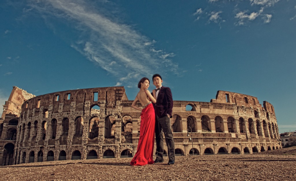 黄婉曼与老公冯柏基的婚照，在罗马、梵蒂冈等地取景。