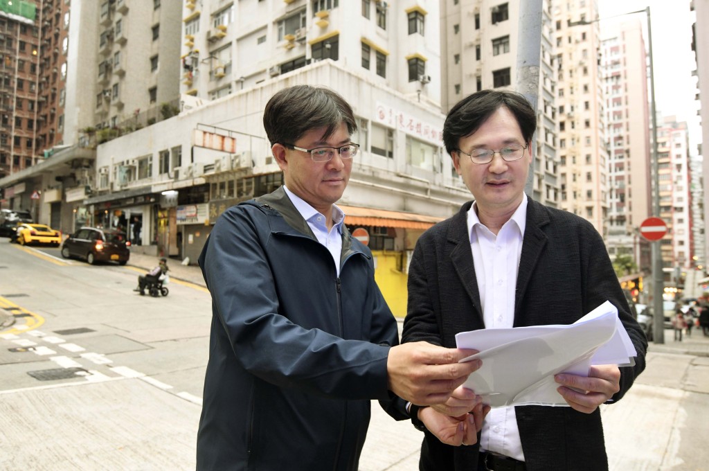 東區區議員丁江浩（左）及洪連杉（右）指，政府應加強車房處理鋰電池的指引，並鼓勵車房和技工參與機電工程署的自願註冊計劃，提升維修安全。　何君健攝