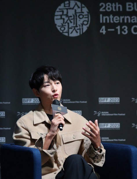 宋仲基本月初出席釜山国际电影节，宣传其新作《黑道深渊》。