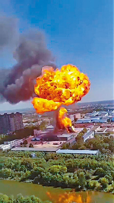 爆燃發生後，霎時間火光沖天。