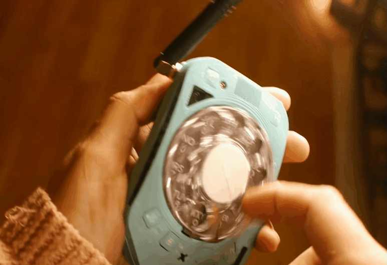 要用Rotary Up-Smartphone打電話，每次都要撥動轉盤多次。