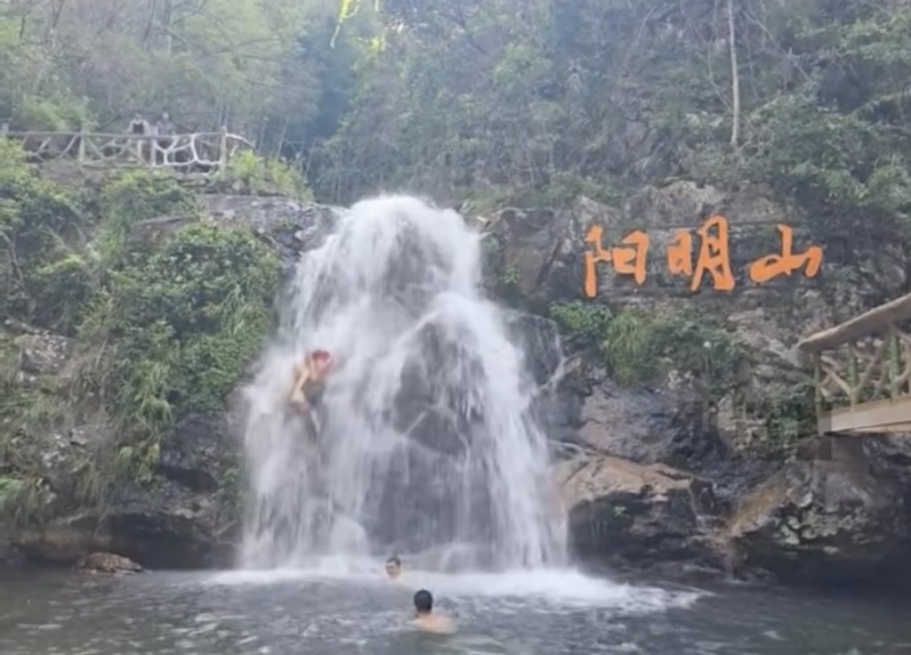 湖南景區2名遊客從瀑布掉落,期間撞上岩石。縱覽新聞 湖南景區2名遊客從瀑布掉落,期間撞上岩石。縱覽新聞
