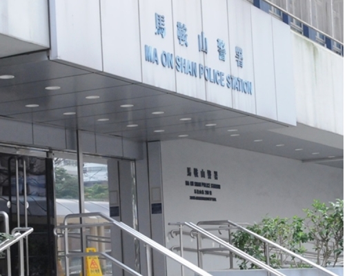 警方正調查女子危站露台的原因。資料圖片