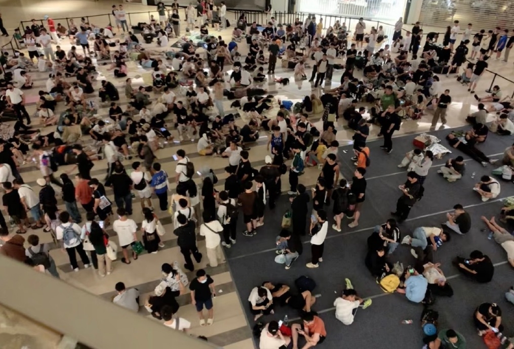 深圳Apple新店開業，逾千人通霄排隊。