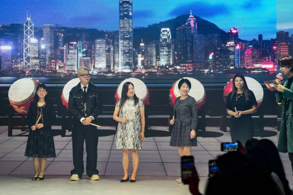 （左起）署理文創產業專員曹黎淑霞、亞洲新一代創意設計協會創會主席何國鉦、羅淑佩、文體旅局常秘沈鳳君及駐東京經貿首席代表歐慧心主持LOCAL POWER 2025【時尚夢想家】首爾香港時裝秀暨時裝展的開幕活動。