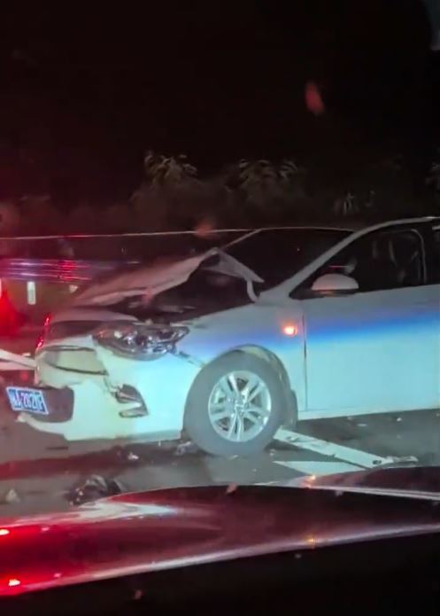 廣西有高速公路日前發生5車串燒車禍，導致2死3傷。微博