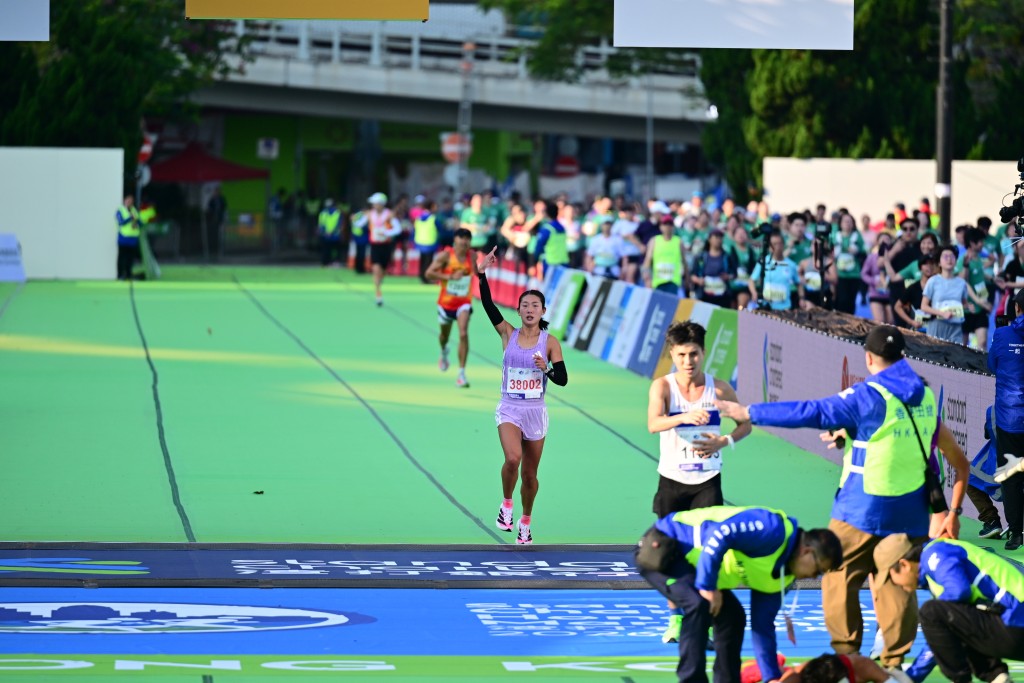 罗映潮连续第2年成香港女子全马第一。廖伟业摄
