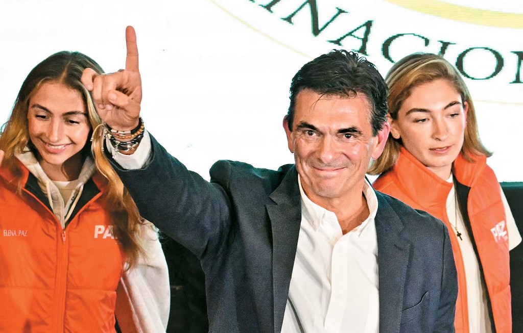 中右翼的帕斯慶祝贏得總統選舉。