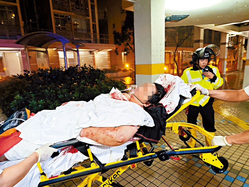 救護員冒着暴雨將女傷者送往伊利沙伯醫院搶救。
