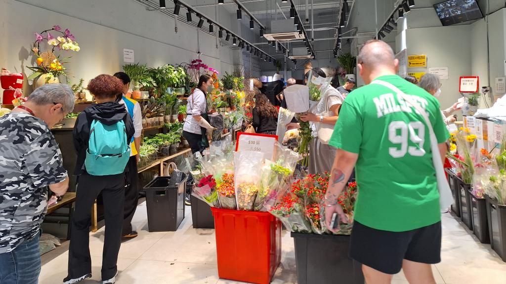 近来市民追捧平价内地鲜花，有内地鲜花批发商进军香港开店。