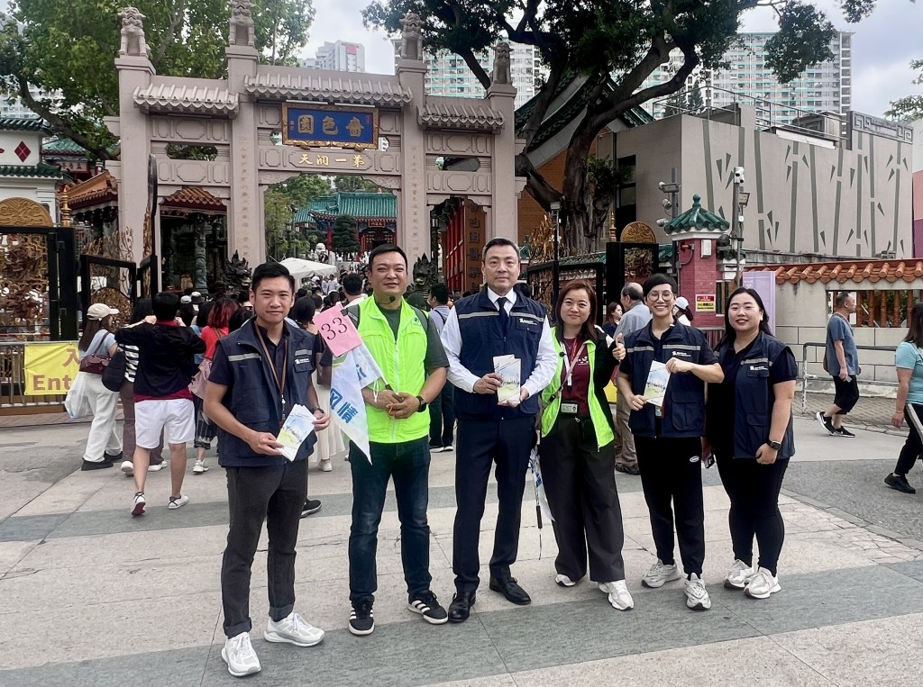 旅監局主席林詩棋率領職員於熱門旅遊景點向旅客派發宣傳單張。旅監局提供