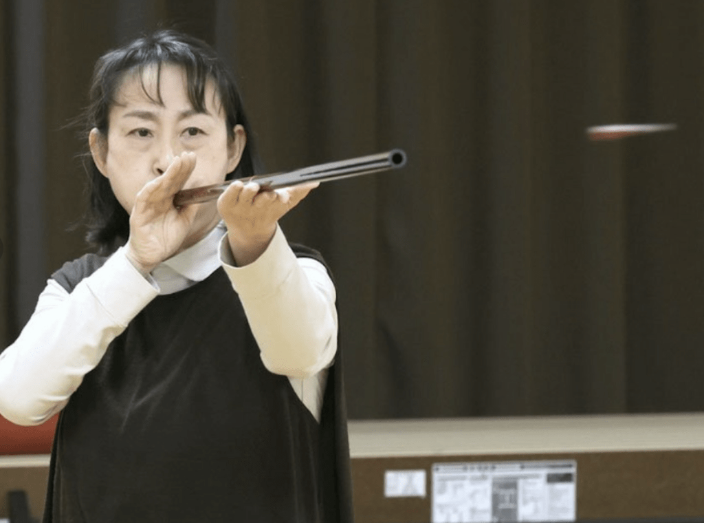 事件最終由縣政府一名持牌公務員以「吹箭」射出麻醉針將熊制服,再電殺處理,整個行動歷時約兩個半小時。網絡圖片 事件最終由縣政府一名持牌公務員以「吹箭」射出麻醉針將熊制服,再電殺處理,整個行動歷時約兩個半小時。網絡圖片