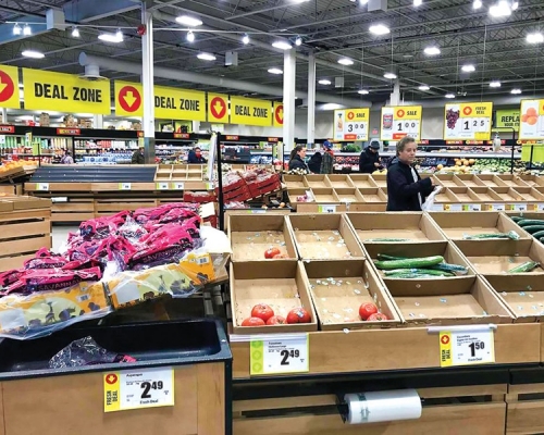 加國超市未有確保顧客保持社交距離遭票控，最高可判55萬罰款。資料圖片