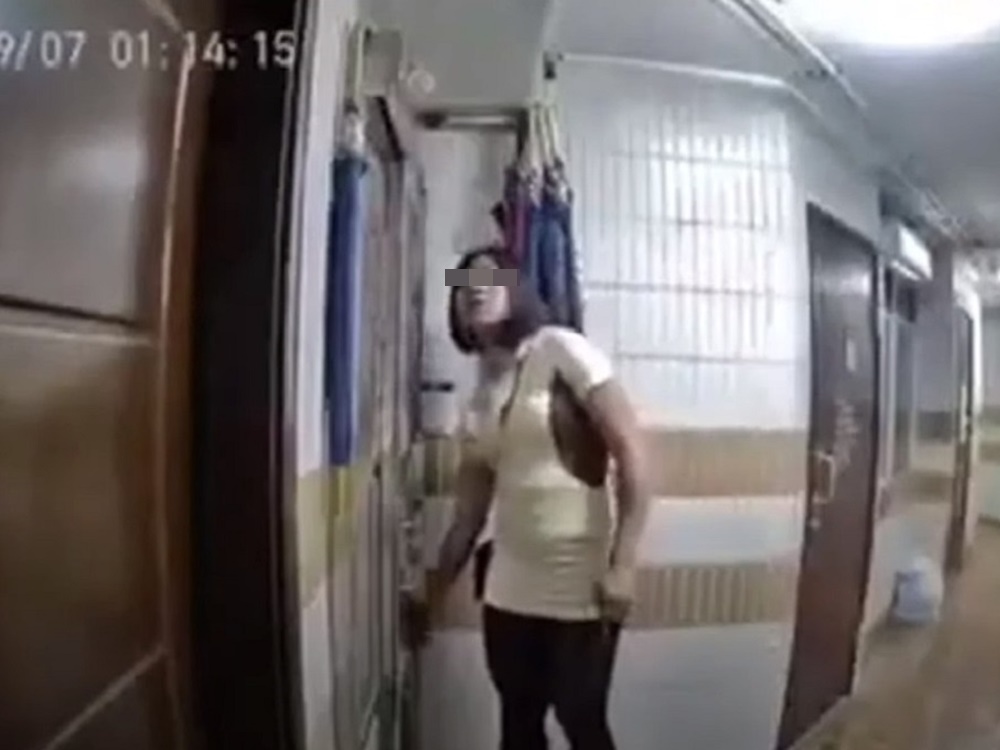 男扮女裝的疑匪,被拍下過程。網上片段截圖
