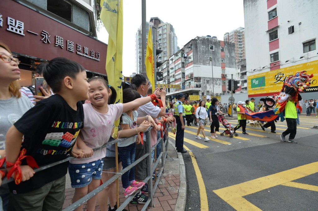 氣氛熱烈,不少居民在沿路觀賞。