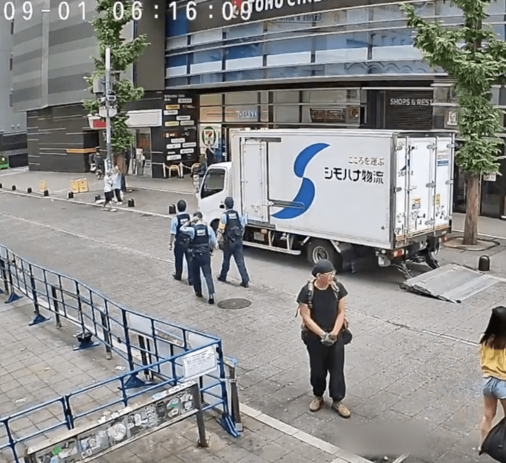 警员渐行渐远，女子亦拾起手袋离开。