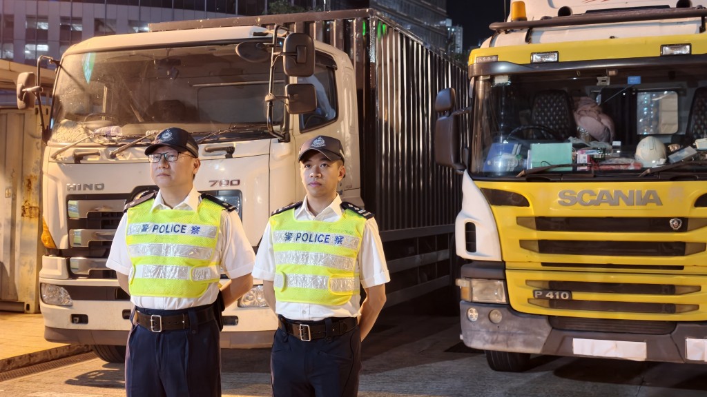 西九龍交通部意外調查及支援組警司葉志乾(左)及特別意外調查隊第一隊高級督察胡文聰(右) 西九龍交通部意外調查及支援組警司葉志乾(左)及特別意外調查隊第一隊高級督察胡文聰(右)