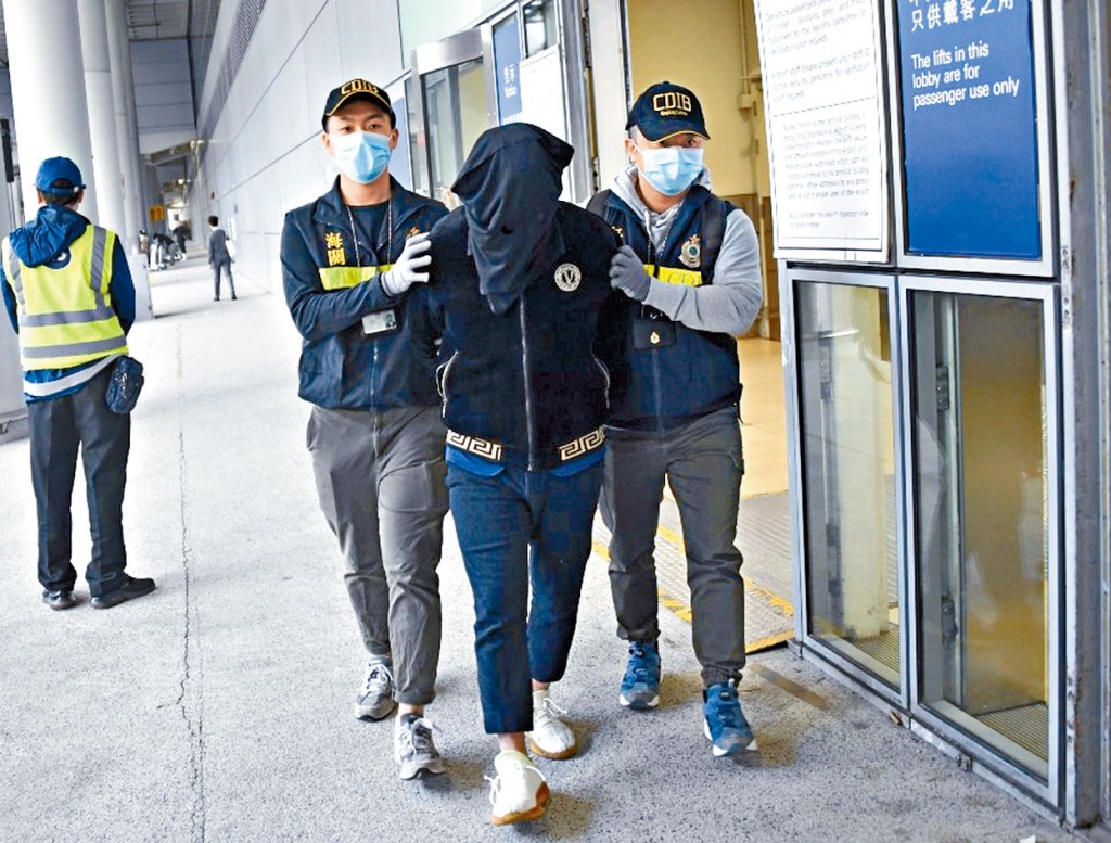 海關人員拘捕涉案男子。