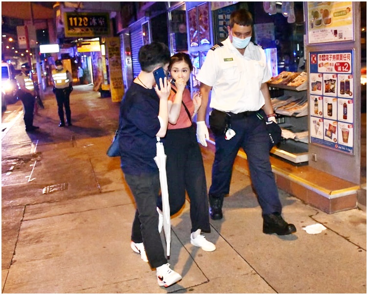 因救人而嘴部受傷的女乘客(中)。