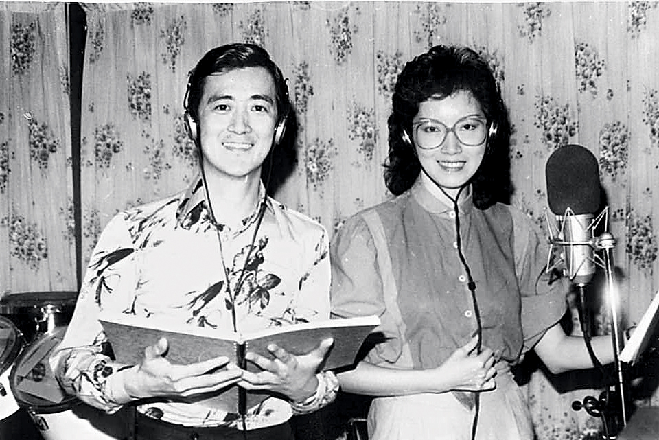谢雪心曾与吴千峰（左）合作录粤曲唱片。