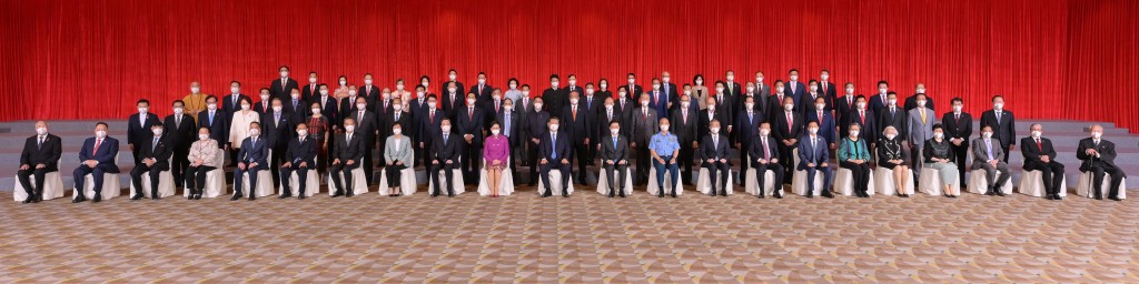 國家主席習近平（前排左十一）、行政長官林鄭月娥（前排左十）和候任行政長官李家超（前排左十二）今日下午在香港會議展覽中心與香港各界人士合照。政府新聞處圖片