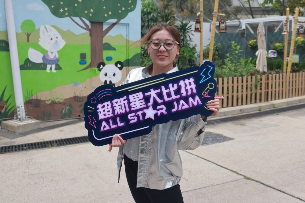 袁絲珩手持「超新星大比拼」活動燈牌,笑容甜美親切。 袁絲珩手持「超新星大比拼」活動燈牌,笑容甜美親切。