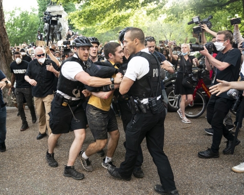 各地周五继续有群众上街示威。AP 