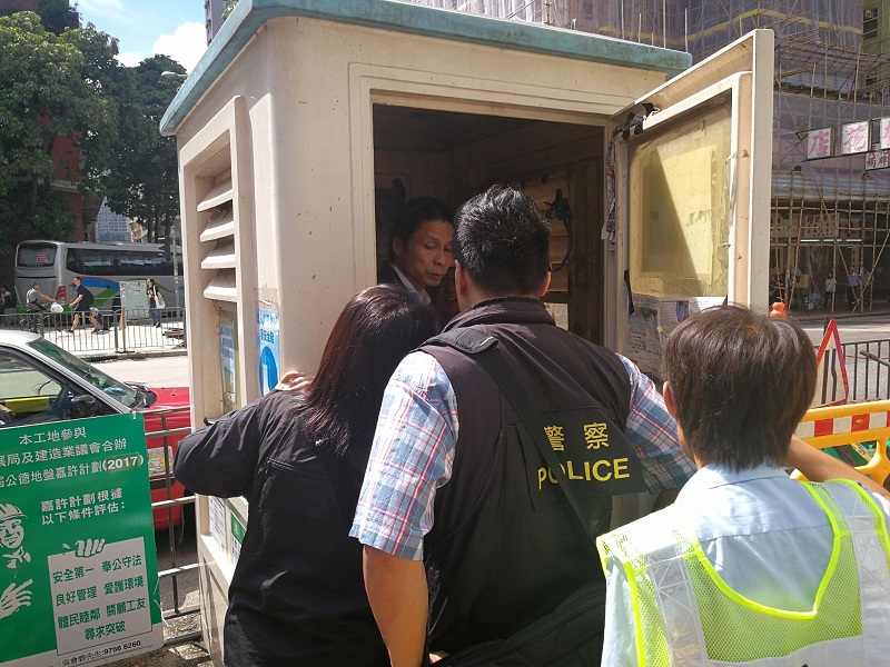 重案組探員向保安了解事件經過。梁國峰攝