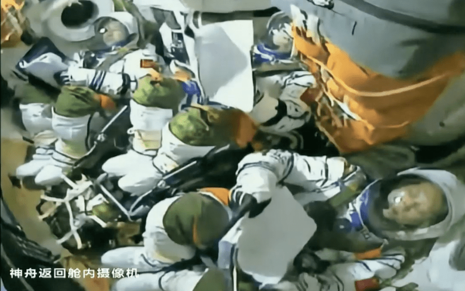 3太空人在核心艙內。 3太空人在核心艙內。