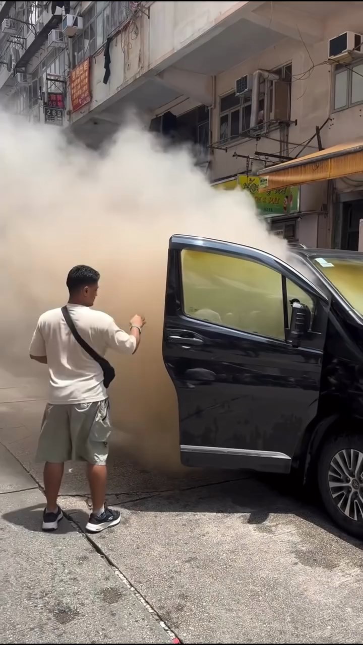 有人上前拉開車門通風排煙。FB「馬誼郎」片段截圖