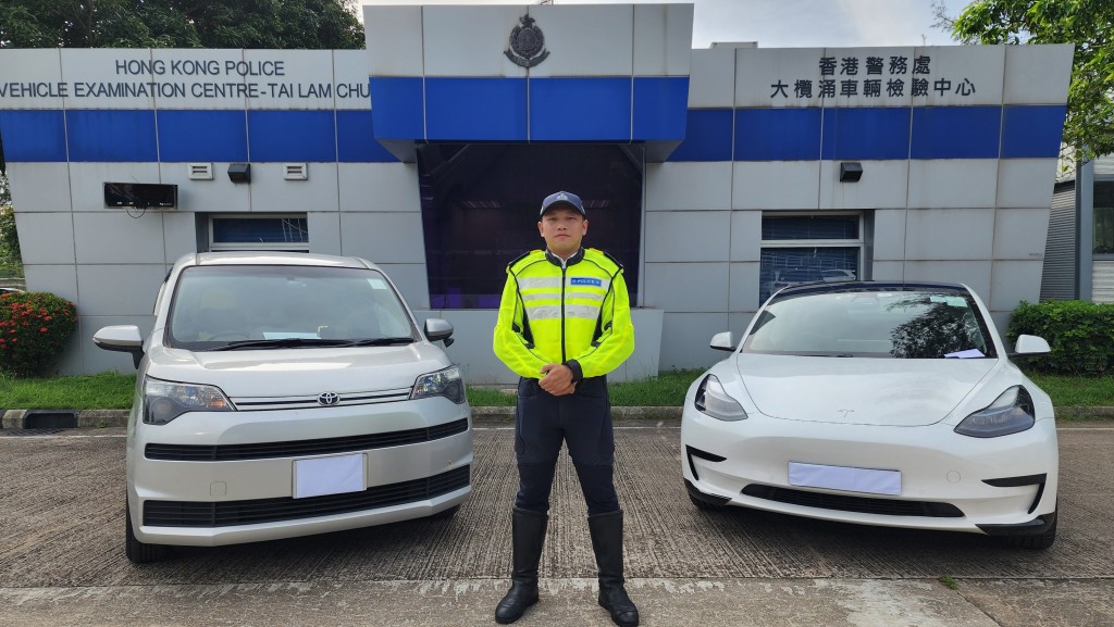 警方「放蛇」兩平台打擊白牌車 拘粉嶺兩司機扣查兩車。