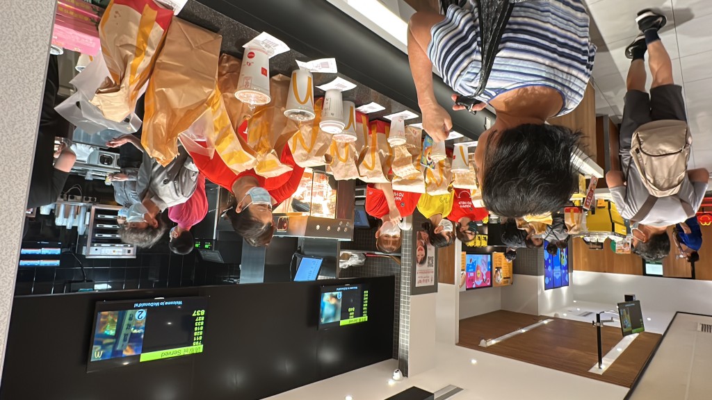 十多个外卖自取单一字长蛇排列在枱面。(刘汉权摄) 十多个外卖自取单一字长蛇排列在枱面。(刘汉权摄)