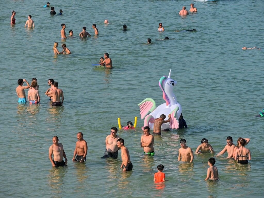 石澳泳灘人頭湧湧。
