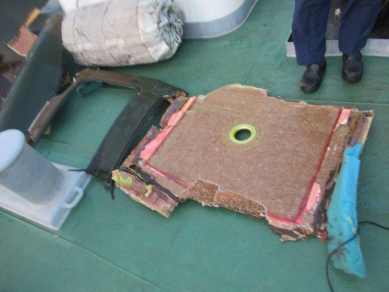 日本冲绳县宫古岛附近的海域日前打捞上来疑似军用直升机的碎片残骸。路透