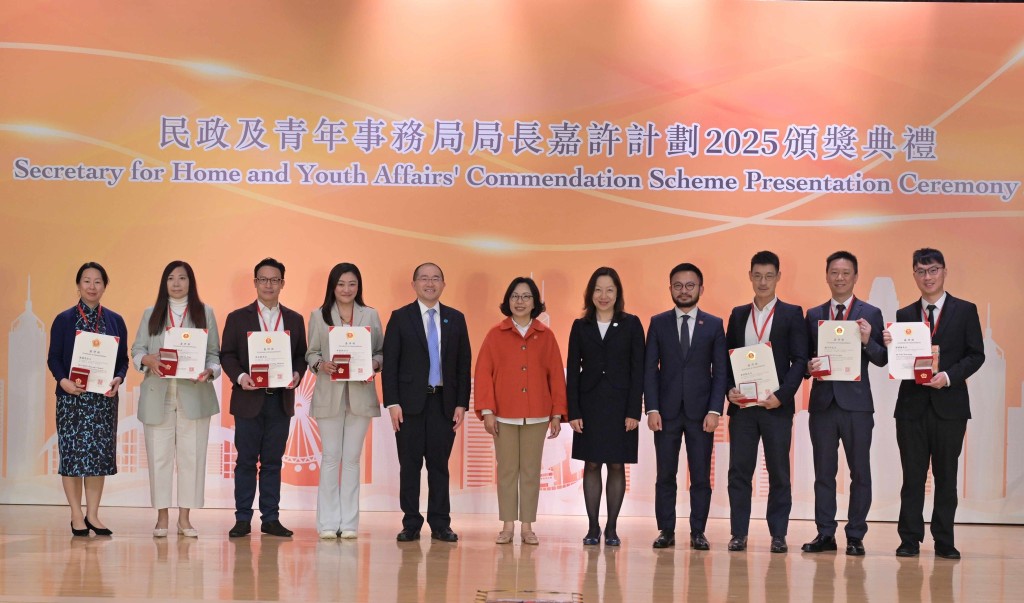 麥美娟與得獎者合照。民青局FB