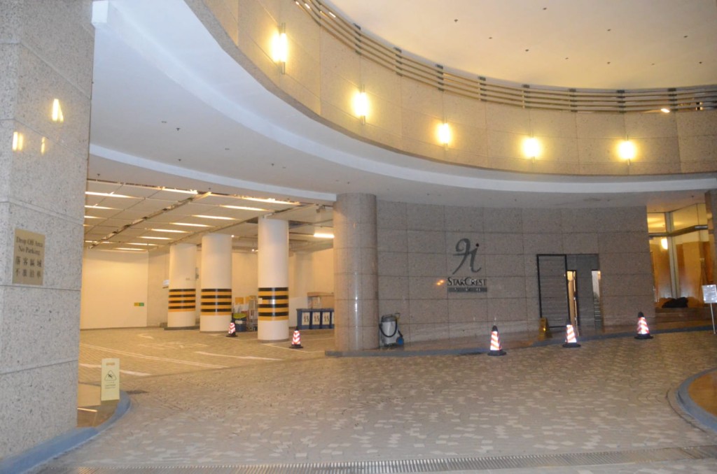 醉洋漢懷疑從停車場通道闖入大廈。