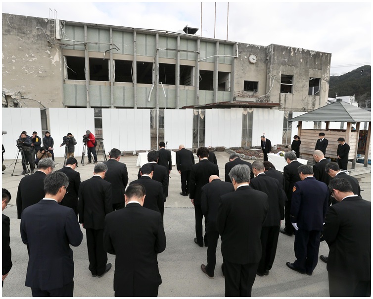 政府官员悼念日本311地震7周年。AP