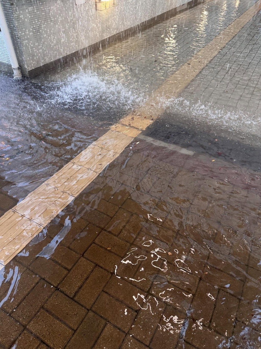 網民:一出門口就紅雨。第一關係水簾洞,第二關係無限瀑布,第三關係連把遮都漏水。taishukwun@Threads截圖 網民:一出門口就紅雨。第一關係水簾洞,第二關係無限瀑布,第三關係連把遮都漏水。taishukwun@Threads截圖