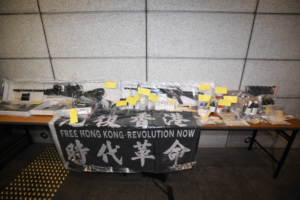 警方檢獲化學品、仿製槍械及旗幟。