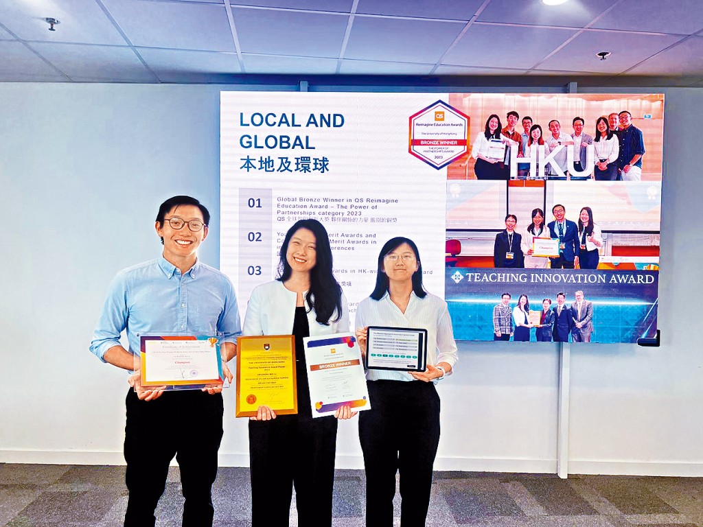 孔美麗（中）、陳禧民（左）及吳芷晴（右）共同展示「師生共策教學」計劃的成果。