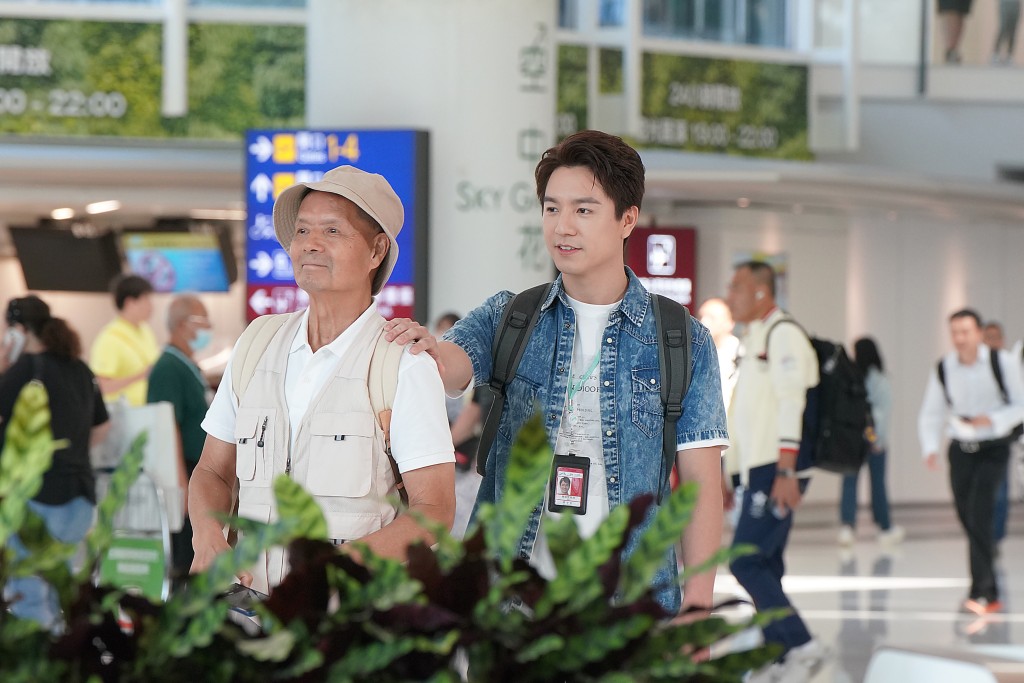 吴大强客串拍《飞常日志》，与儿子吴伟豪有对手戏。