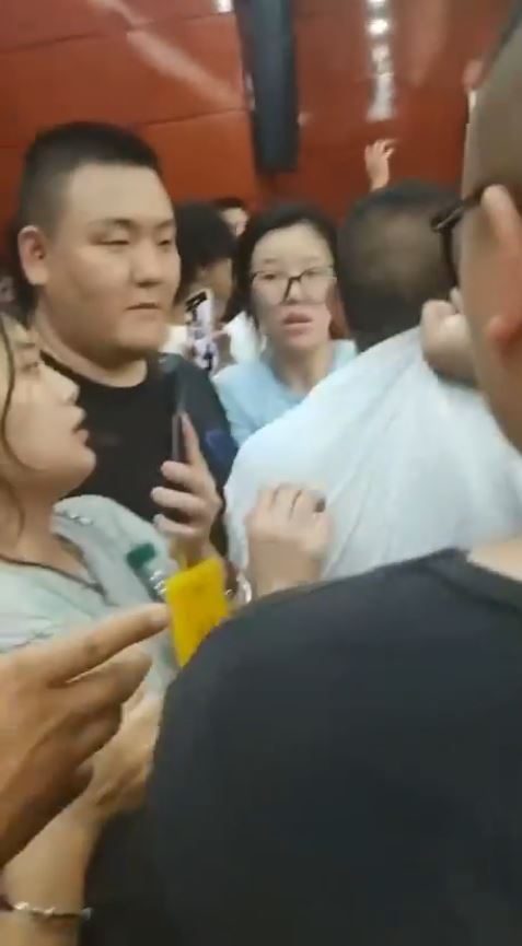 大批家長包圍公安局討要說法。Ｘ