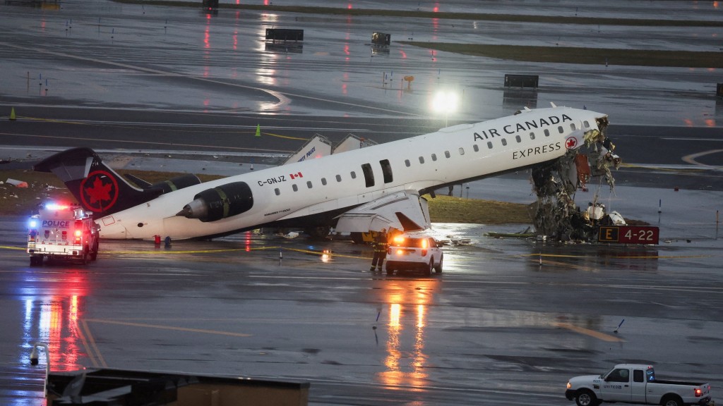 加拿大快运（Air Canada Express）客机在纽约拉瓜迪亚机场撞地面消防车，正副机师身亡。 路透社
