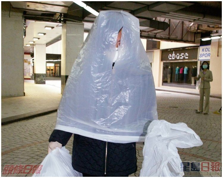 一名淘大居民，用膠袋套頭外出。資料圖片