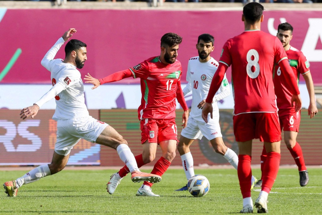 伊朗(红衫)最终主场2:0击败黎巴嫩。网上图片