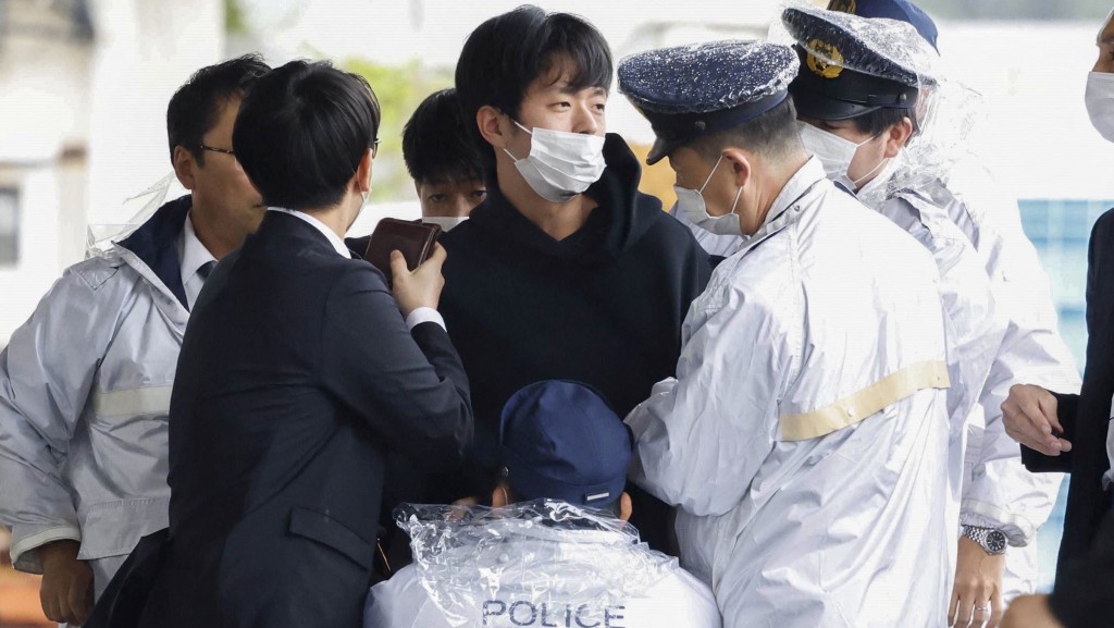 24岁疑犯木村隆二涉嫌在日本首相岸田文雄演讲现场投掷炸弹。 路透社