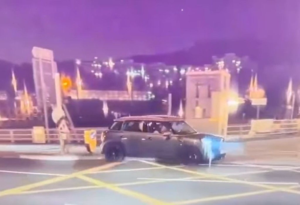 MINI Cooper車尾撞向燈柱。fb香港突發事故報料區影片截圖